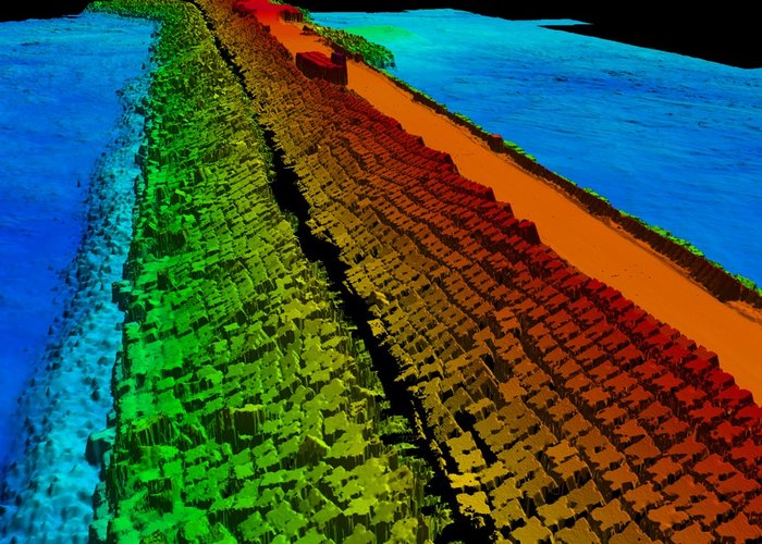 Produto final de um levantamento topo-hidrográfico de uma infraestrutura portuária que combina dados de um sondador multifeixe e de um LiDAR aéreo