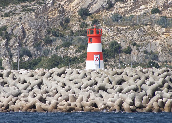 A iluminar a costa, para ajudar a navegação, não existem só faróis…