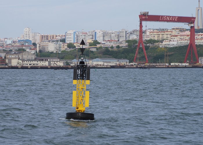 A iluminar a costa, para ajudar a navegação, não existem só faróis…