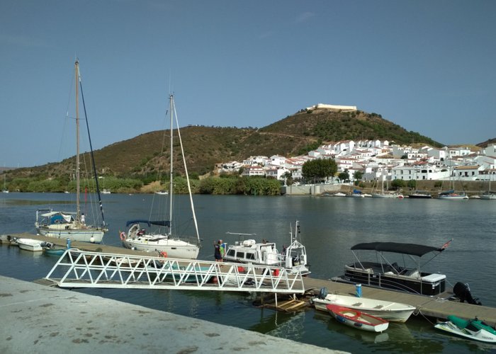 Atracação da embarcação “Mergulhão” em Alcoutim.