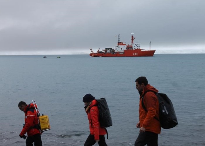 BIO Hespérides fundeado na ilha Livingston em frente à Base Antártica Espanhola “Juan Carlos”