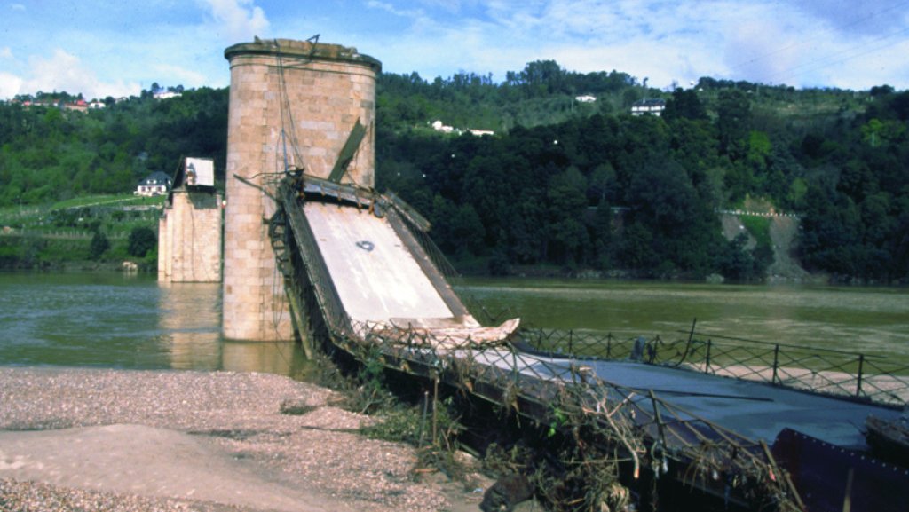 Desabamento da ponte Hintze Ribeiro sobre o Rio Douro, a 4 de Março de 2001