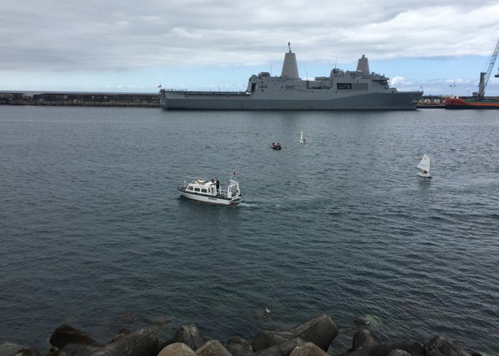 Embarcação “Gaivota” a realizar o levantamento hidrográfico