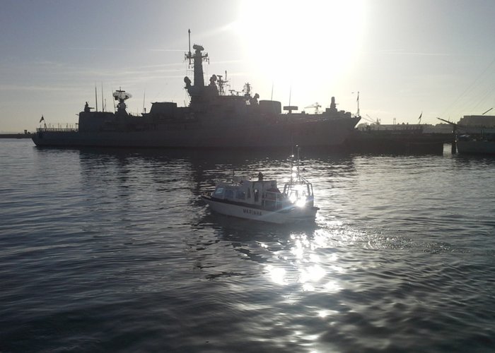 Embarcação Mergulhão a largar da Base Naval de Lisboa.