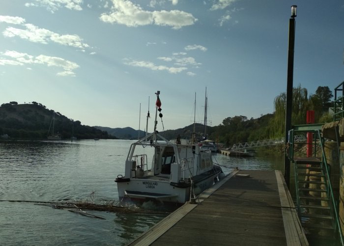 Embarcação “Mergulhão” atracada em Alcoutim.