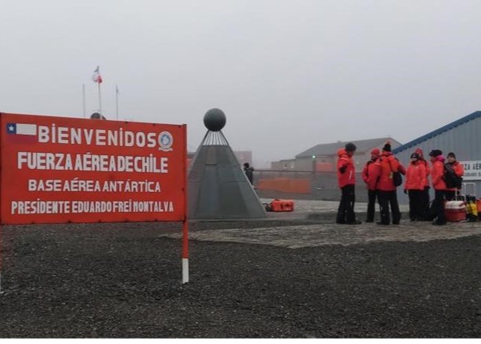 Equipa reunida na base aérea antártica chilena na Ilha King George