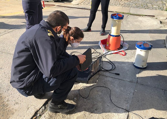 Equipa técnica do IH em processo de calibração de um perfilador de corrente.