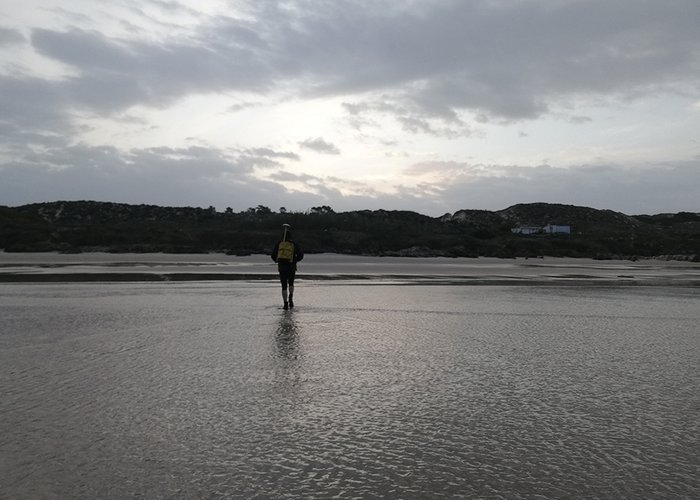 Homem apeado a efetuar topografia da praia de S. Torpes