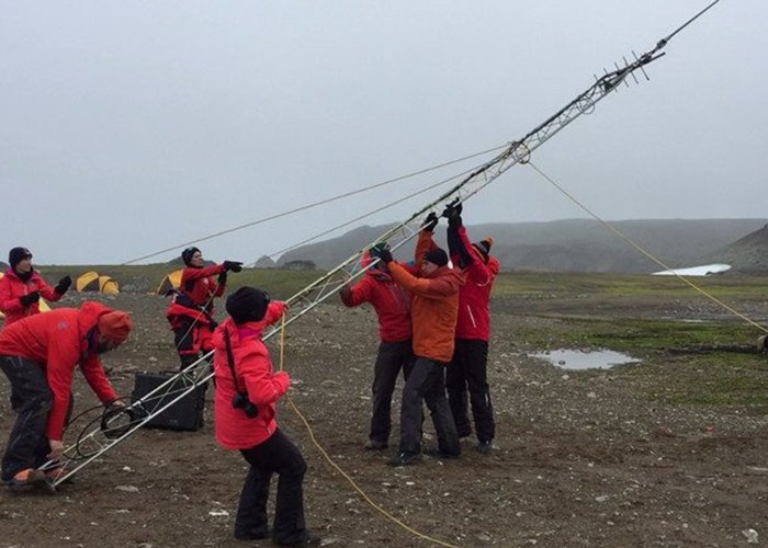 Instalação das antenas de comunicação no acampamento de Byers