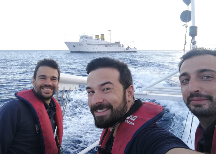 Lancha hidrográfica Gaivota, que desembarcou no NRP D. Carlos I para reforçar os trabalhos de sondagem na ilha do Pico.