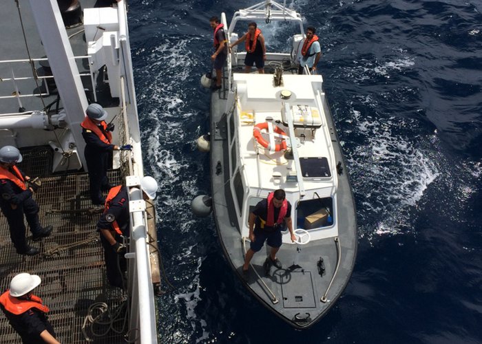 Manobra de colocação na água da embarcação de sondagem