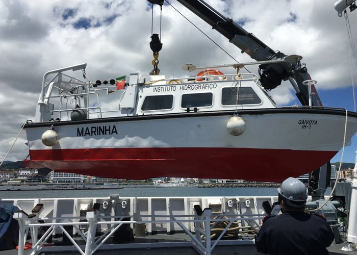 Manobra de retirada da embarcação do NRP D. Carlos I