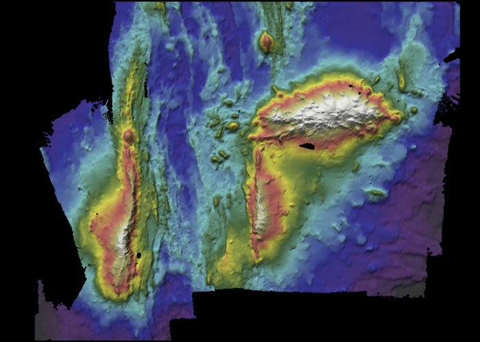 Mapa do monte submarino Gigante. É visível a separação entre as placas americana e europeia.