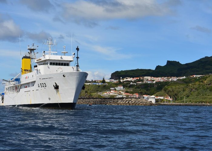 Navio a efetuar levantamentos hidrográficos junto às Lajes das Flores