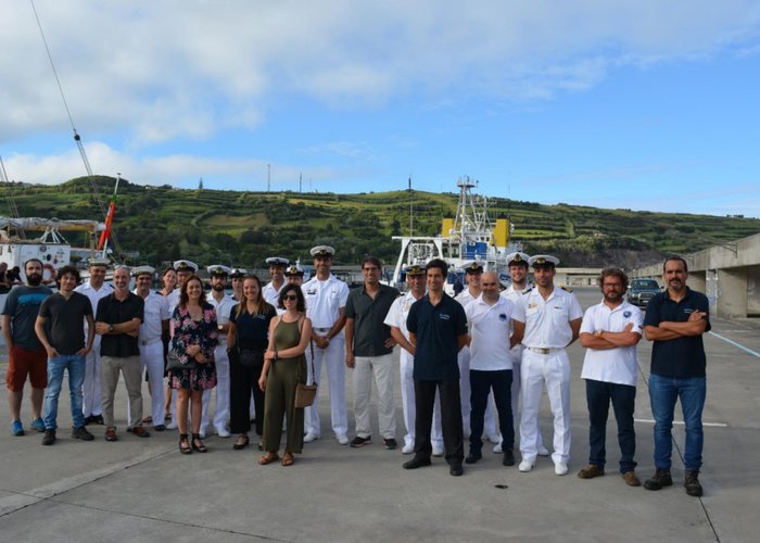 Parte da guarnição do NRP Almirante Gago Coutinho e equipa de cientistas.