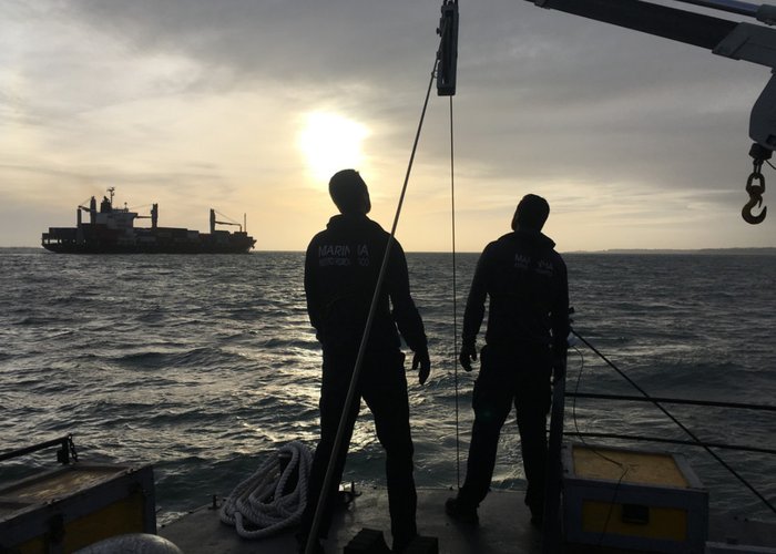 Tolda da embarcação Fisália, a trabalhar até ao pôr do sol.