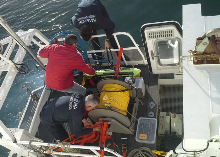 Tolda da embarcação Mergulhão, com guincho e sonar lateral a ser montado.