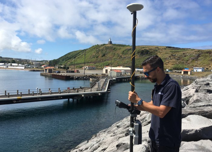 Topografia de estruturas portuárias no porto da Praia da Vitória