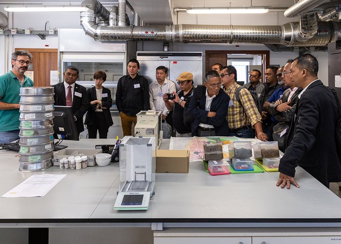 Universidade de Tecnologia da Malásia visita o Instituto Hidrográfico